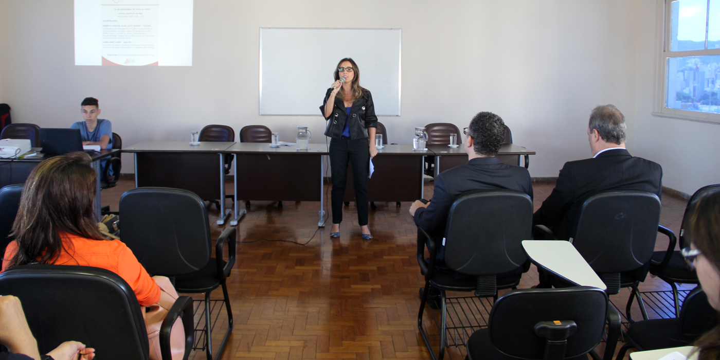 A coordenadora foi convidada para ministrar a palestra pelos procuradores Fábio Diniz  e Alberto Guimarães (Foto: Thiago Rios)